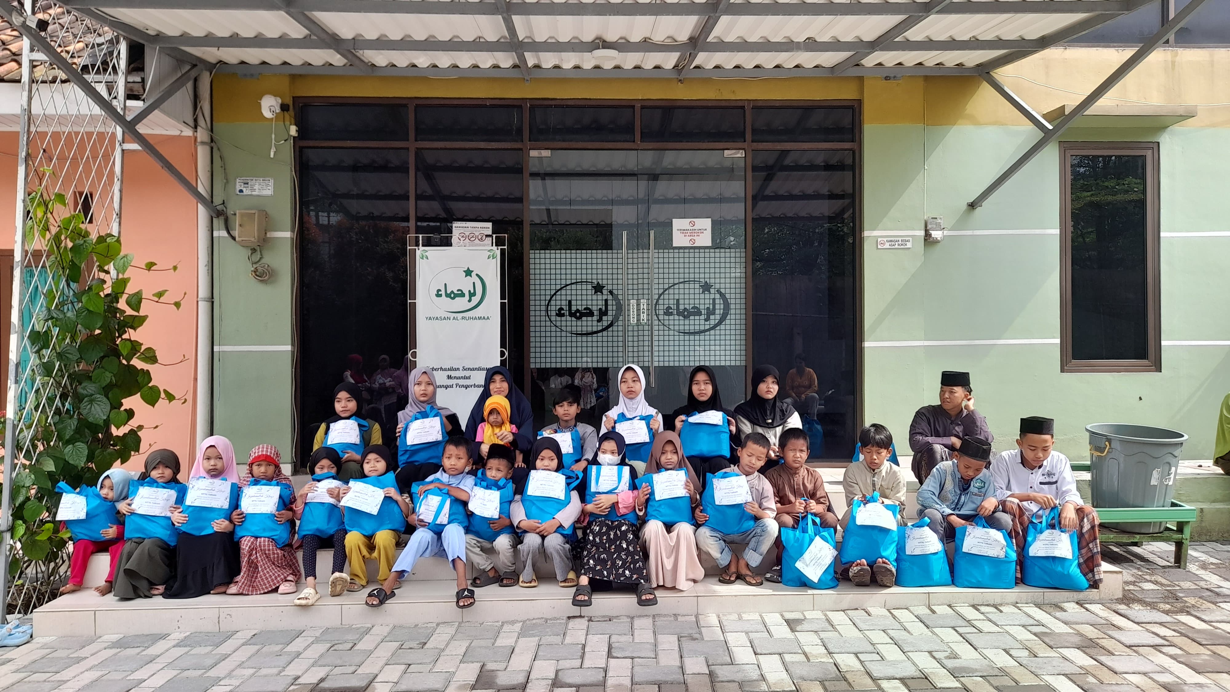 Penyaluran Sembako Dari Majelis Taklim Telkom Grup