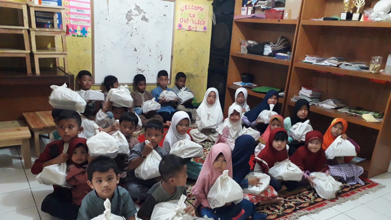 PENYALURAN SEDEKAH 220 PAKET NASI BOX