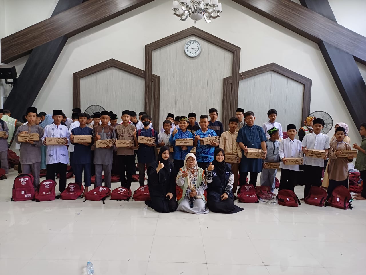 PENYALURAN 200 PAKET PERLENGKAPAN SEKOLAH