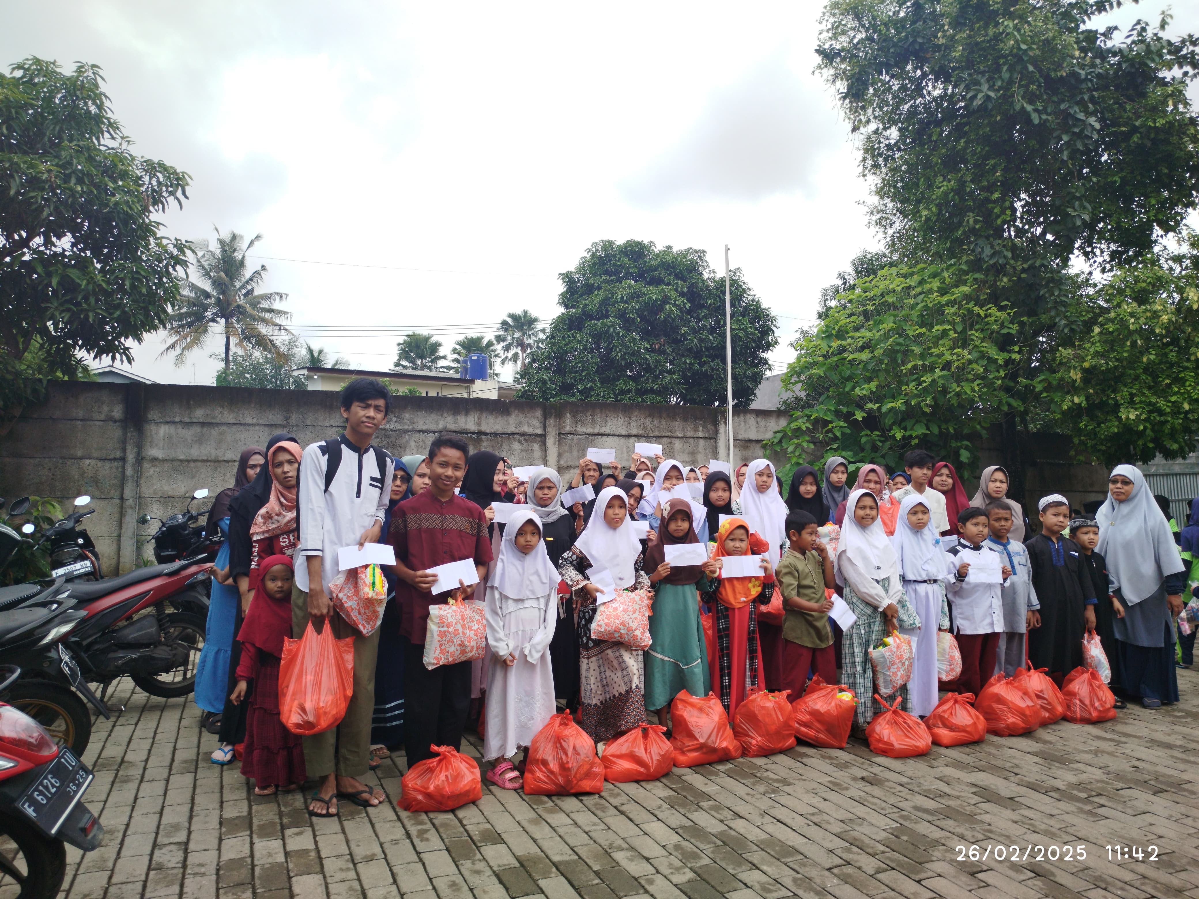 PENYALURAN PAKET MUNGGAHAN YATIM