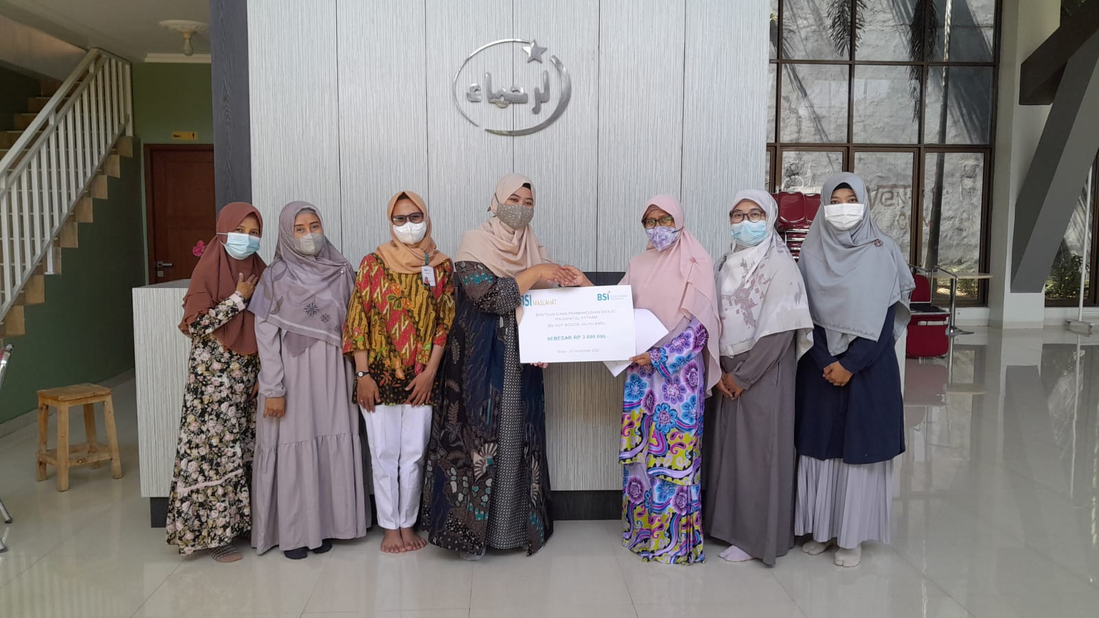 PENYALURAN BANTUAN DANA DARI BSI UNTUK PEMBANGUNAN MASJID RAUDHATUL AYTAAM