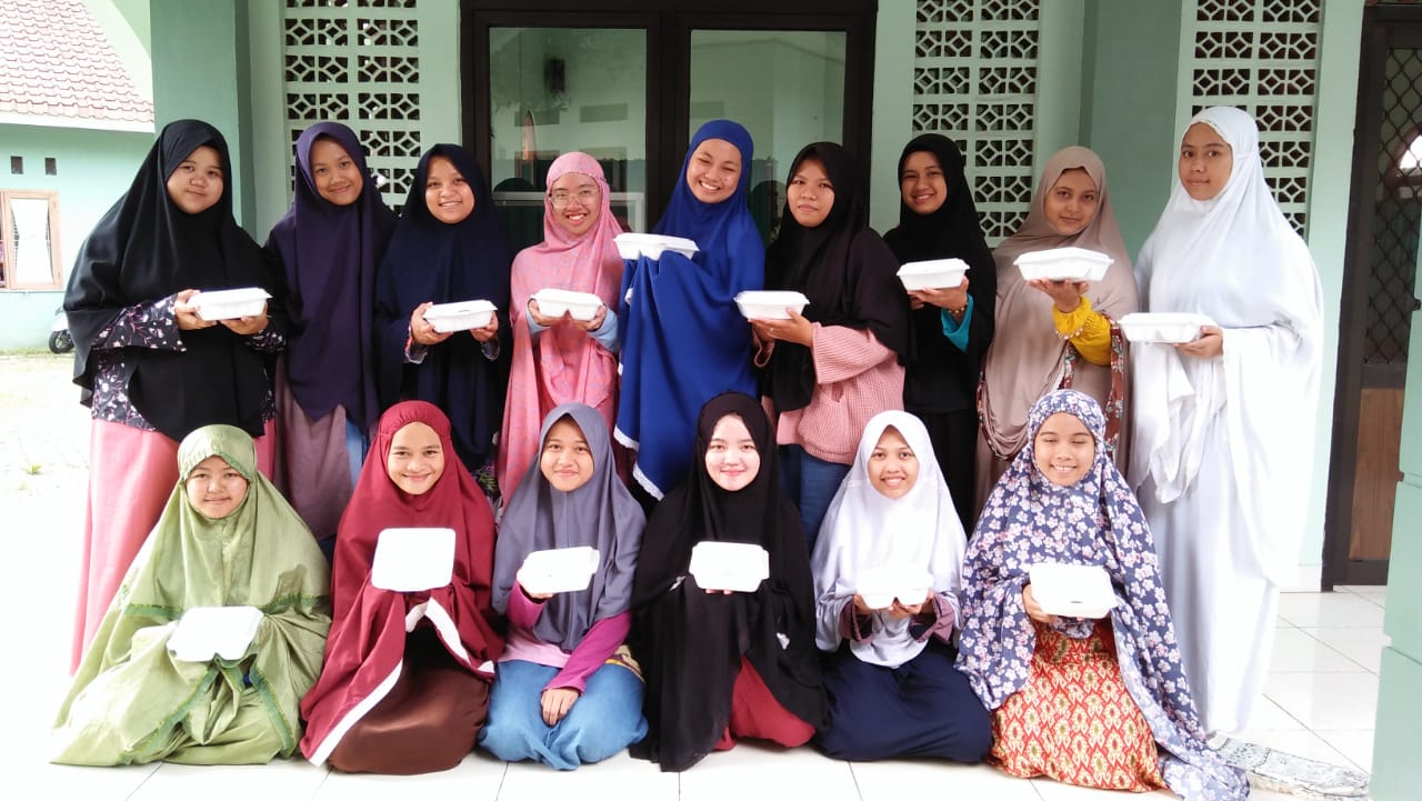 Pembagian Nasi Box