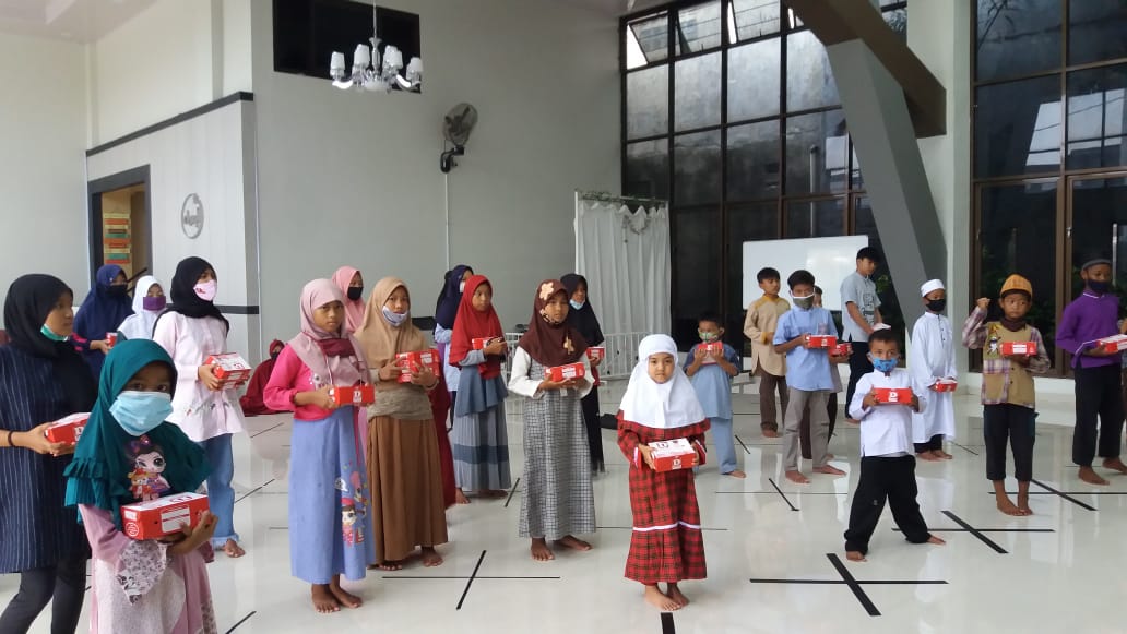Pembagian Nasi Box