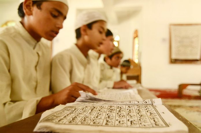 Bukti Pengafal Al-Qur’an Kepada Orang Tua